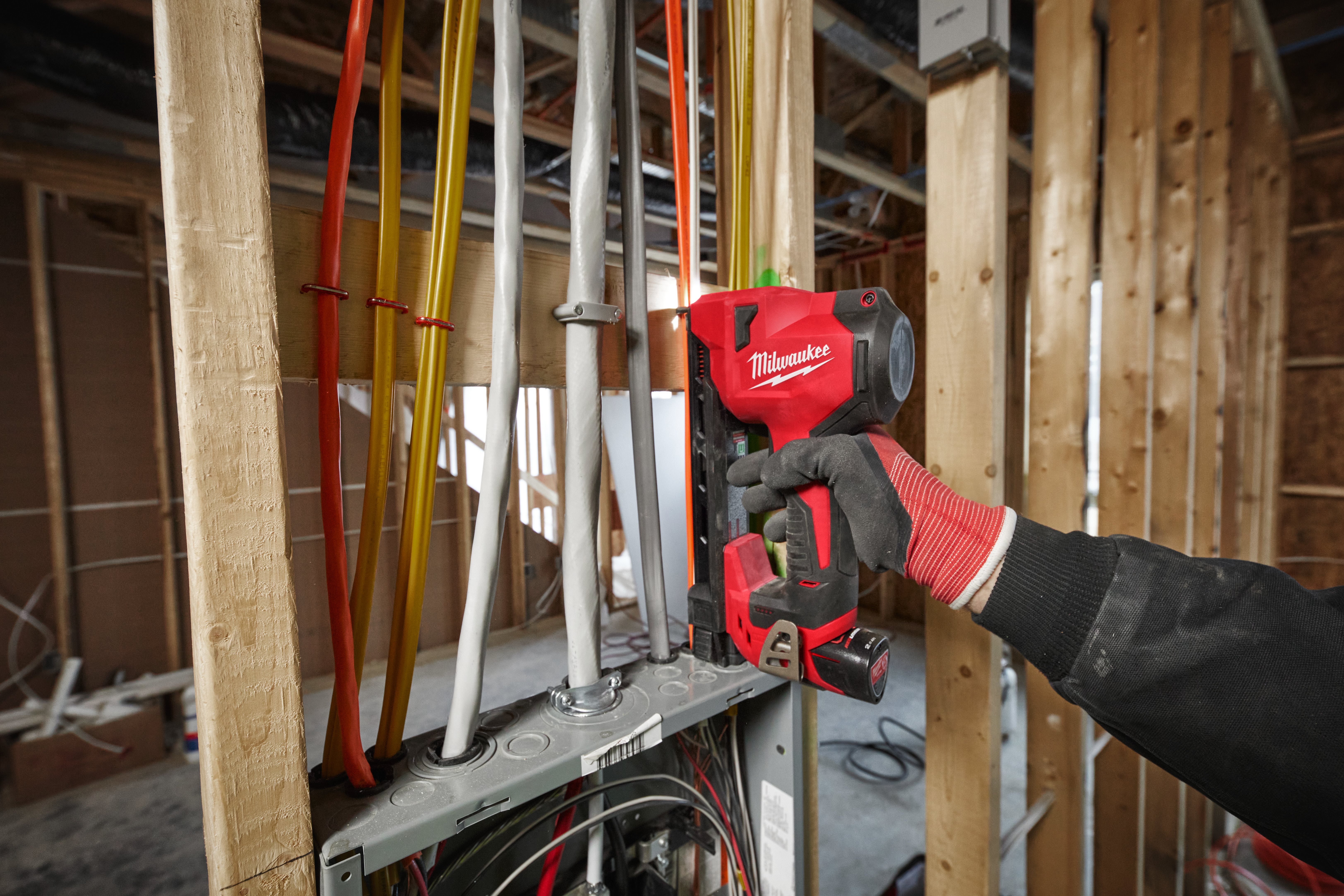 Аккумуляторный субкомпактный степлер для кабеля Milwaukee M12 BCST-0 (Арт. 4933480488)