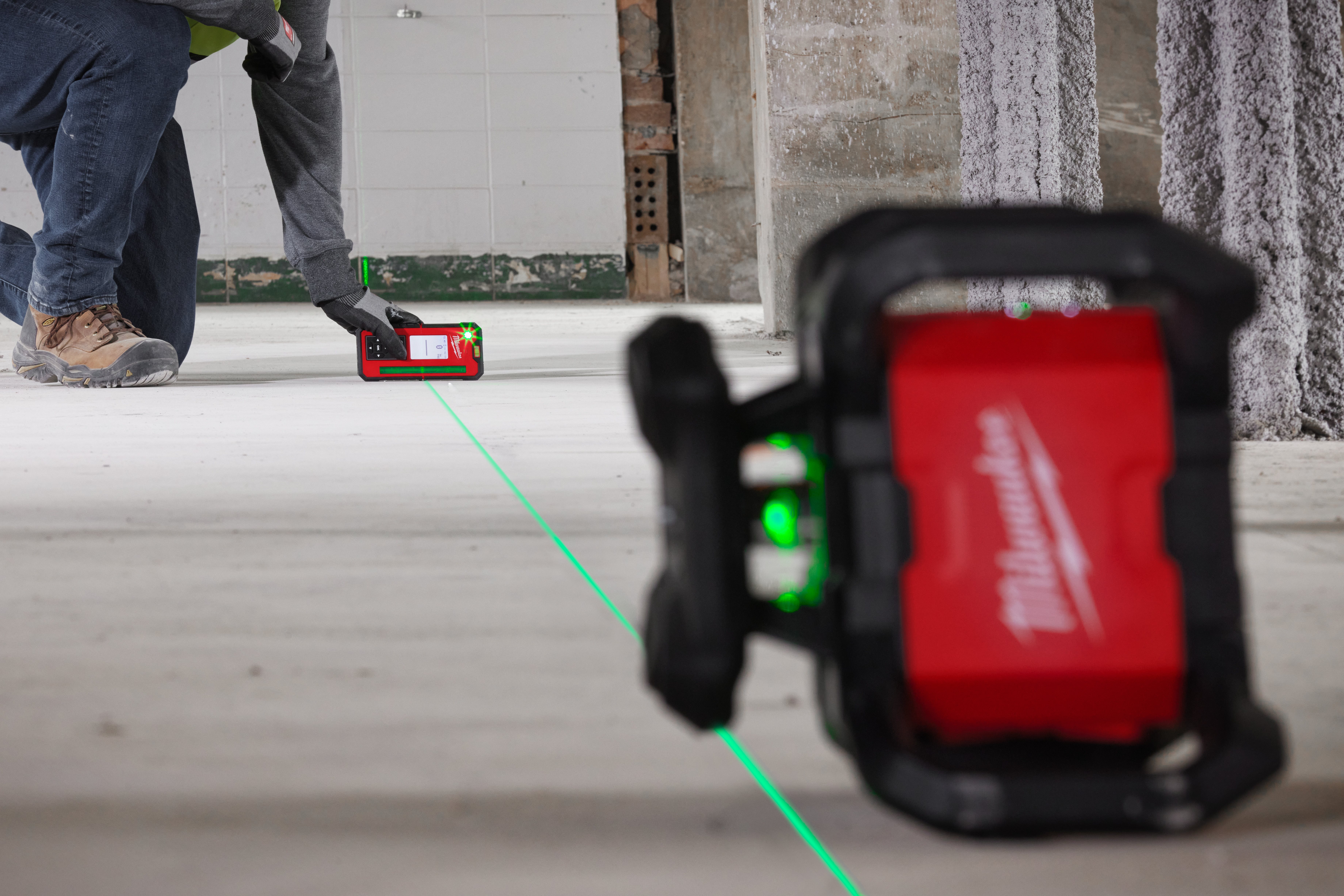 Аккумуляторный ротационный лазерный нивелир с зеленым лучом Milwaukee M18 RLOHVG300-501C (Арт. 4933493194)