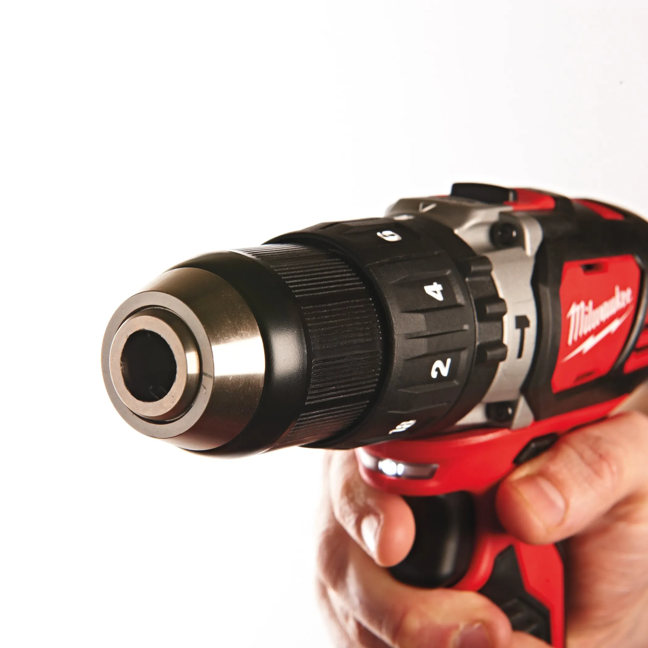 Аккумуляторная ударная дрель-шуруповерт Milwaukee M18 BPD-202C  (Арт. 4933443515)