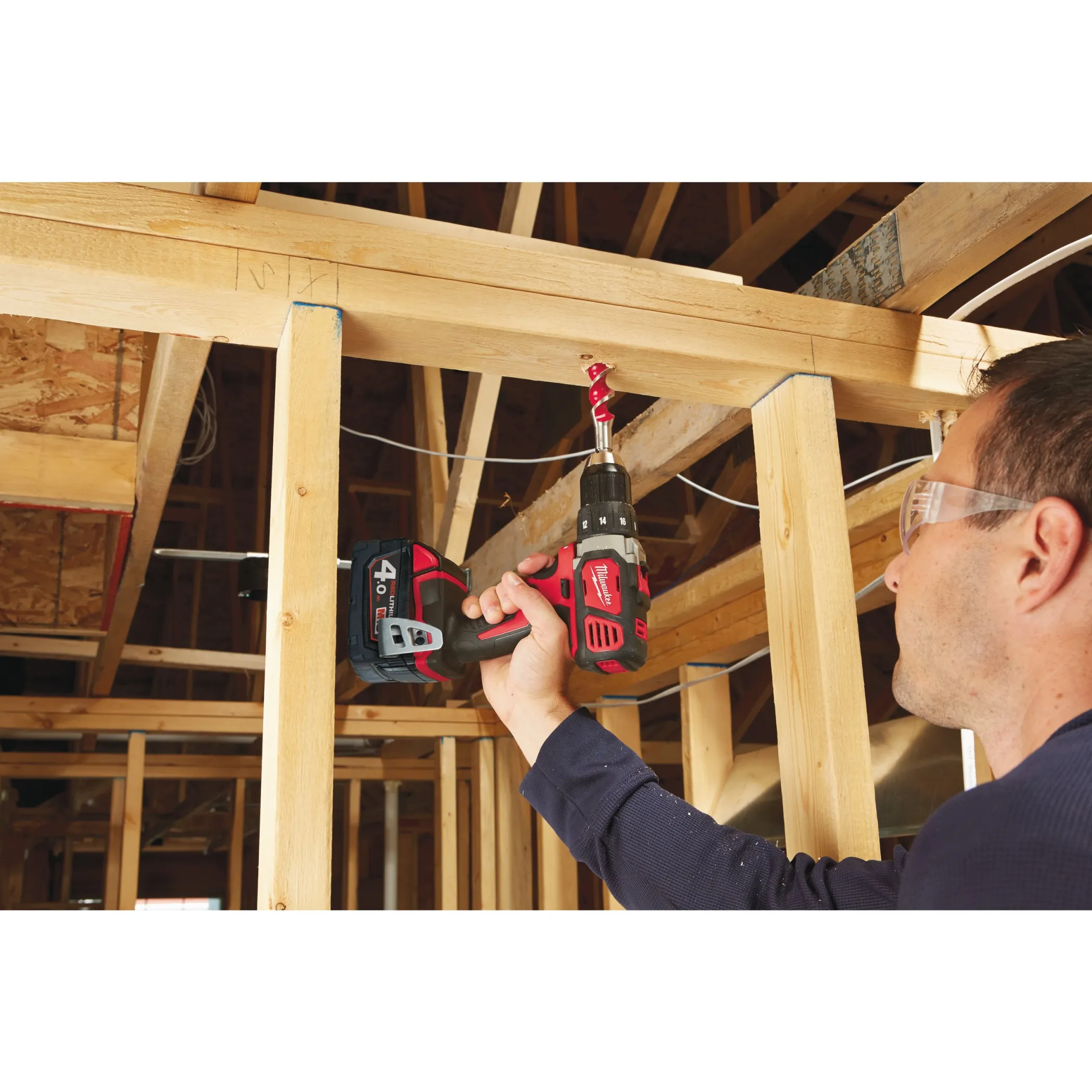 Аккумуляторная безударная дрель-шуруповерт Milwaukee M18 BDD-402C  (Арт. 4933443565)