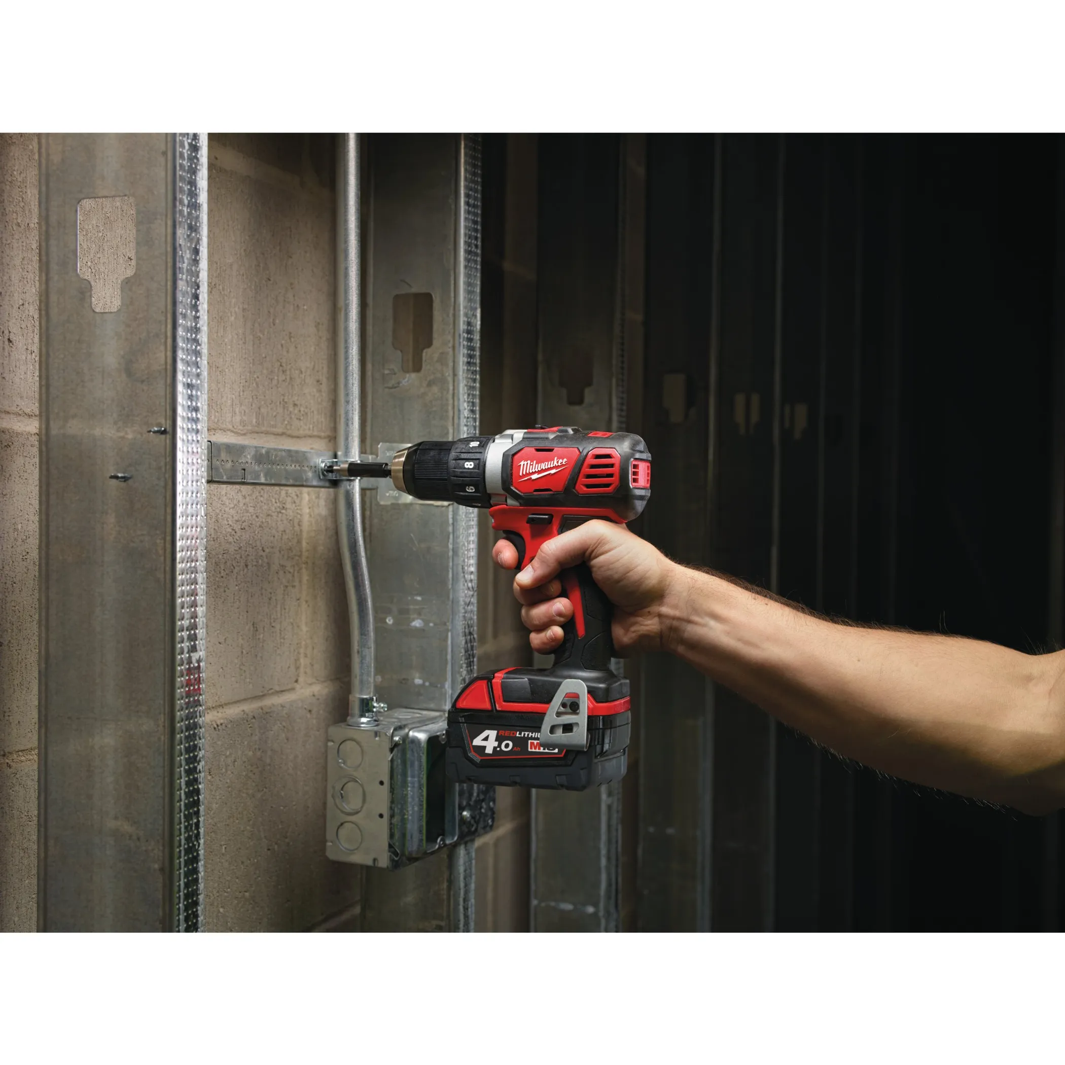 Аккумуляторная безударная дрель-шуруповерт Milwaukee M18 BDD-402C  (Арт. 4933443565)