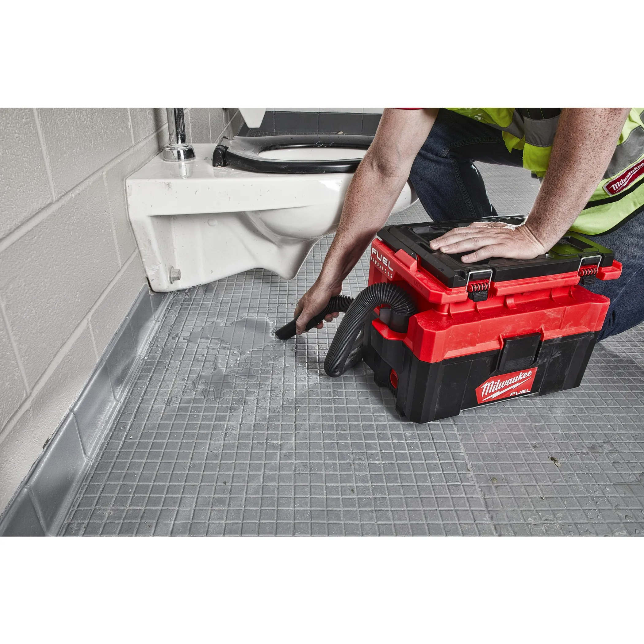 Аккумуляторный пылесос для воды и сухого мусора Milwaukee M18 FPOVCL-0 FUEL PACKOUT  (Арт. 4933478187)