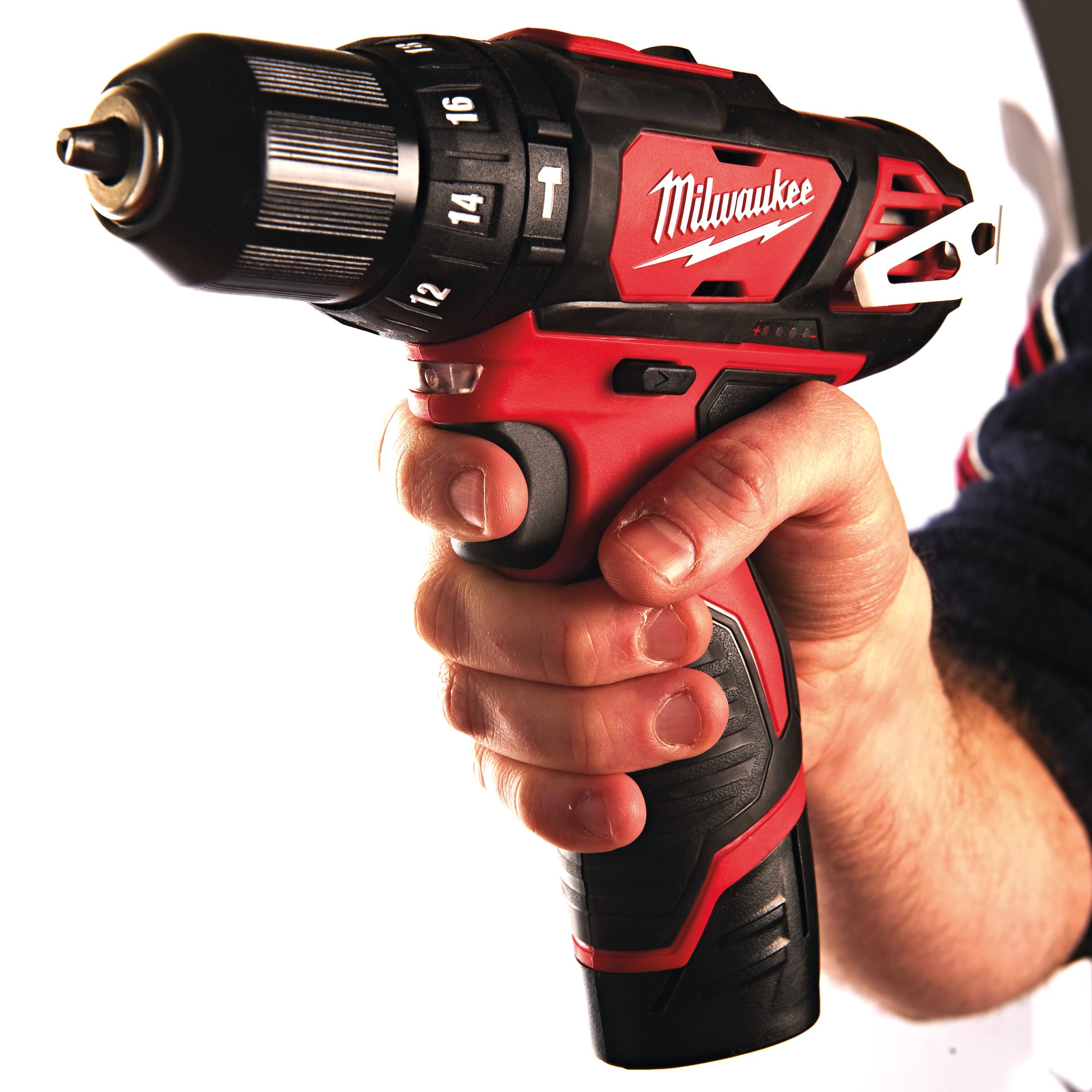 Аккумуляторная ударная дрель - шуруповерт Milwaukee M12 BPD-402С  (Арт. 4933441935)