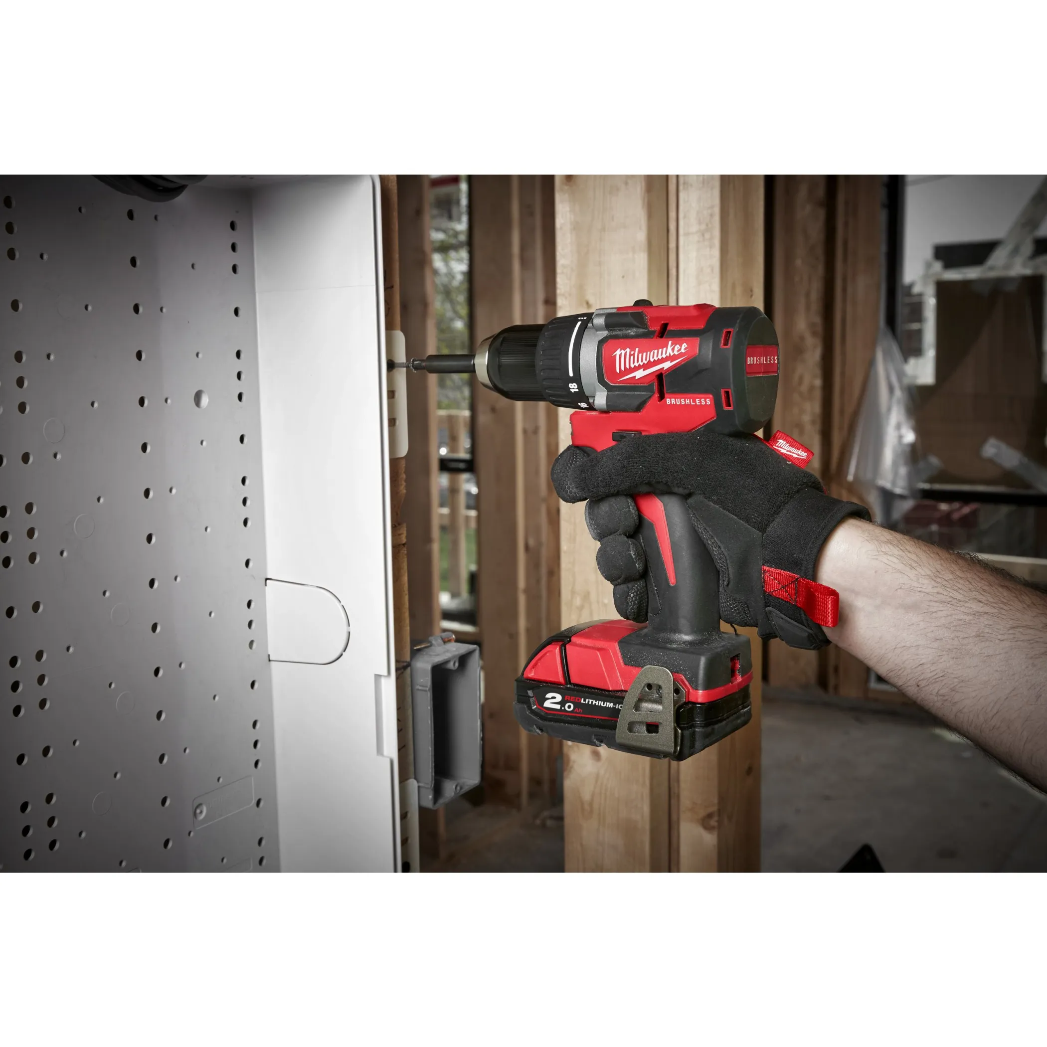 Аккумуляторная безударная дрель-шуруповерт Milwaukee M18 CBLDD-202C  (Арт. 4933464317)