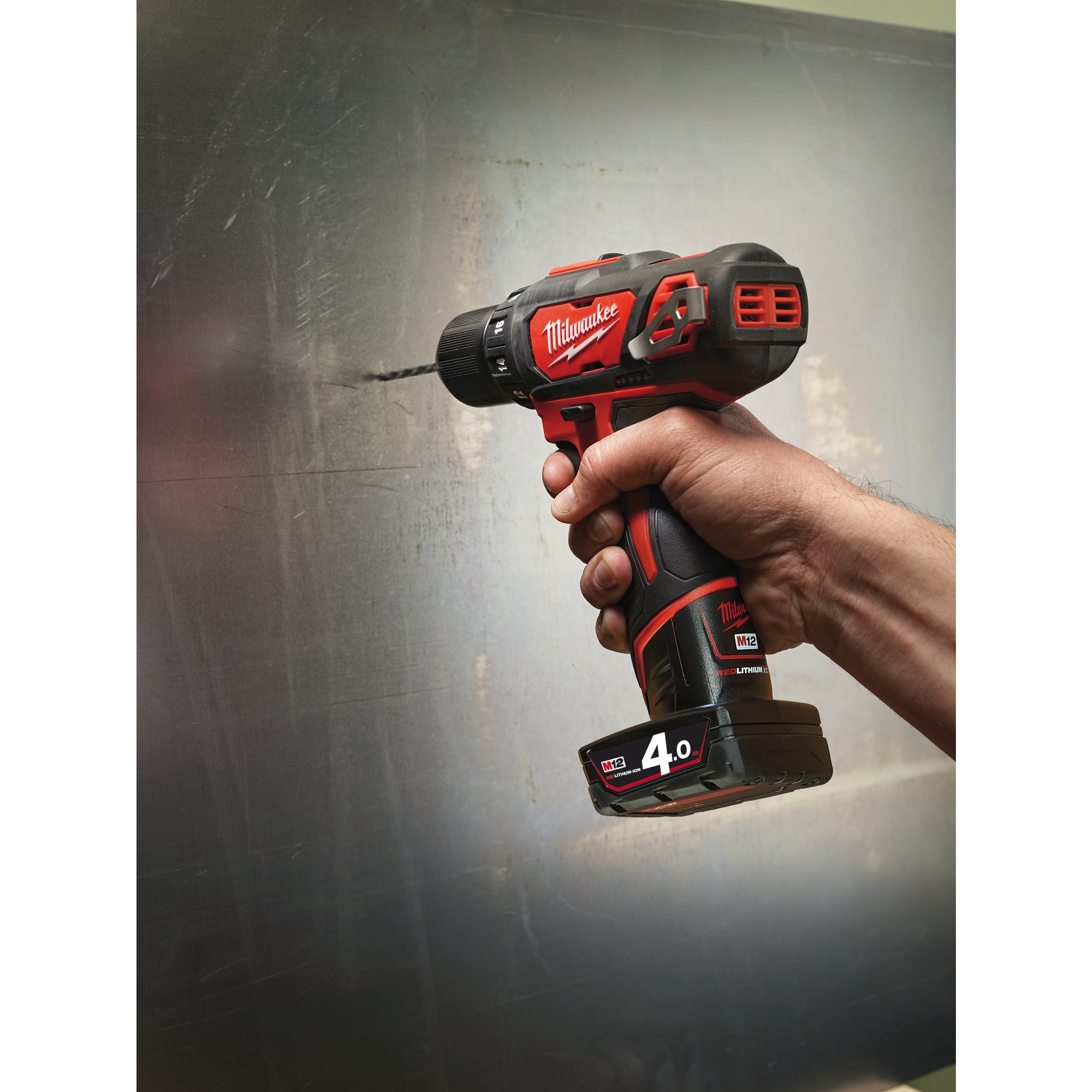 Аккумуляторная безударная дрель-шуруповерт Milwaukee M12 BDD-402С  (Арт. 4933441925)