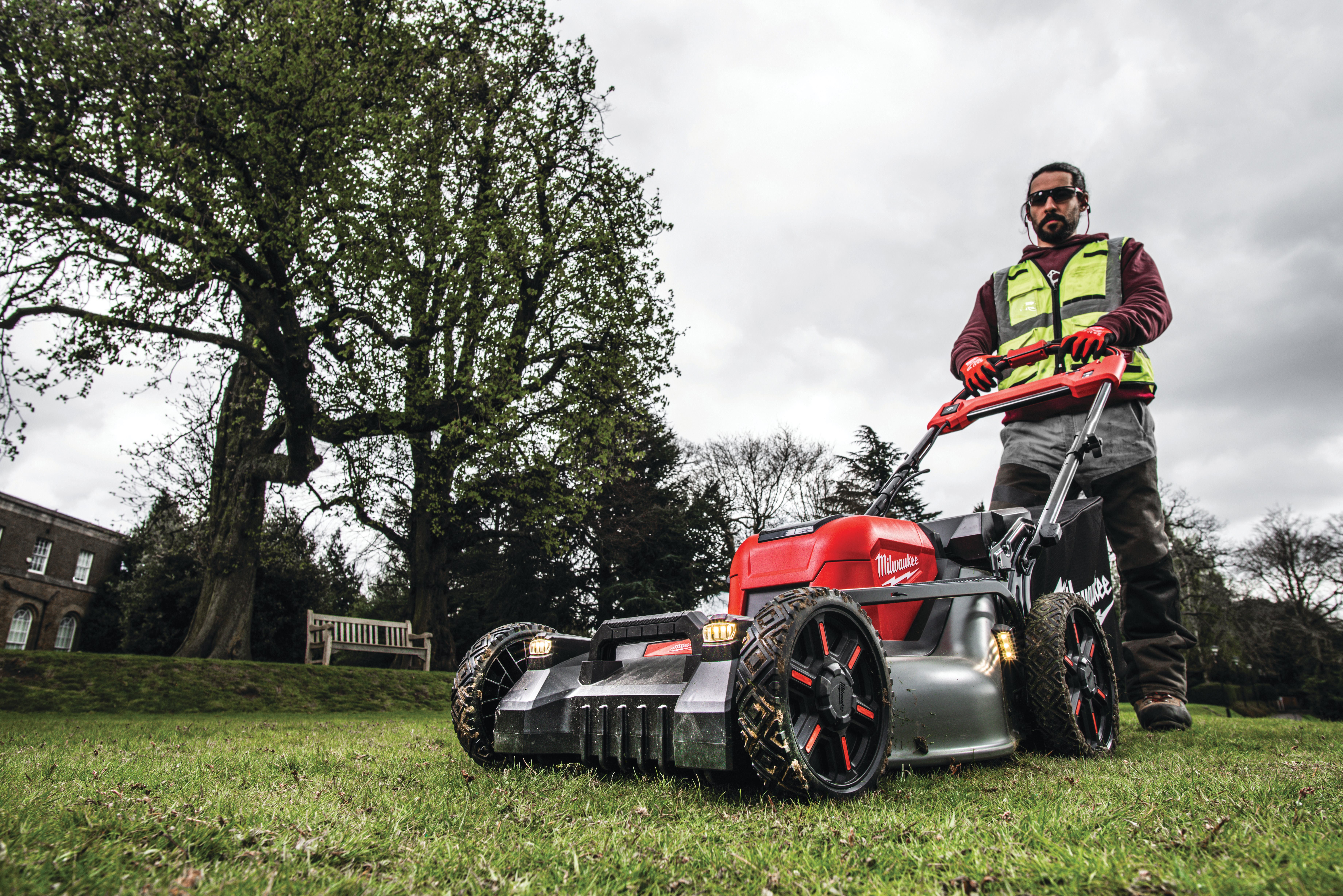 Аккумуляторная самоходная газонокосилка Milwaukee M18 F2LM53-0 FUEL (Арт. 4933479584)