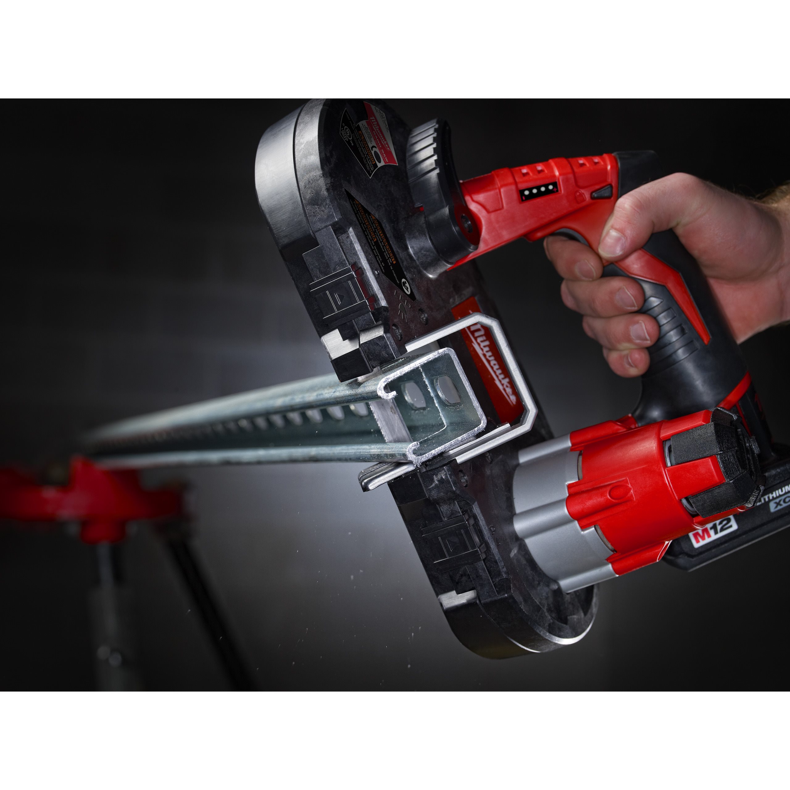 Аккумуляторная ленточная пила Milwaukee M12 BS-0  (Арт. 4933431310)