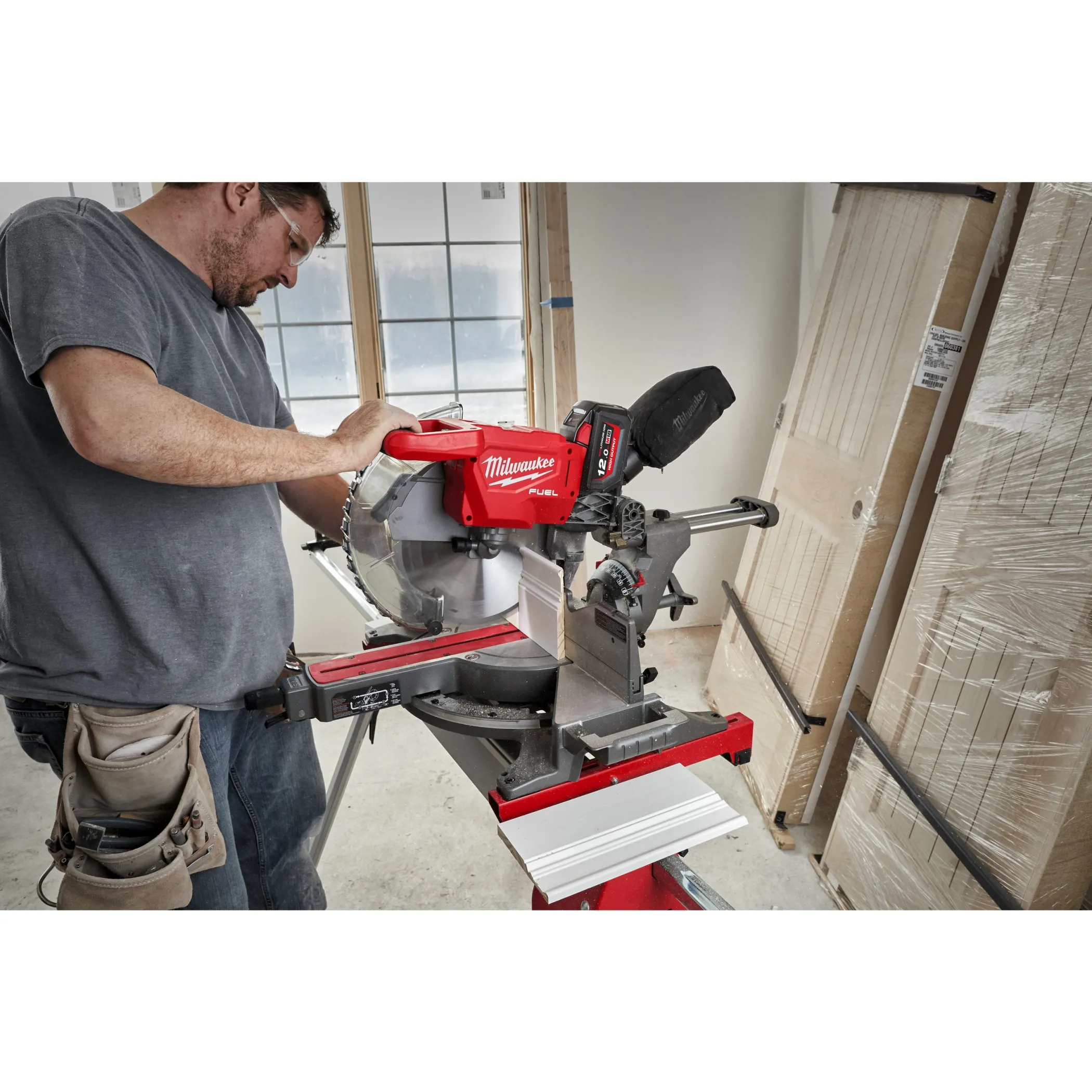 Аккумуляторная торцовочная пила Milwaukee M18 FMS 305-121 FUEL ONE-KEY (Li-Ion12Ач)  (Арт. 4933471122)