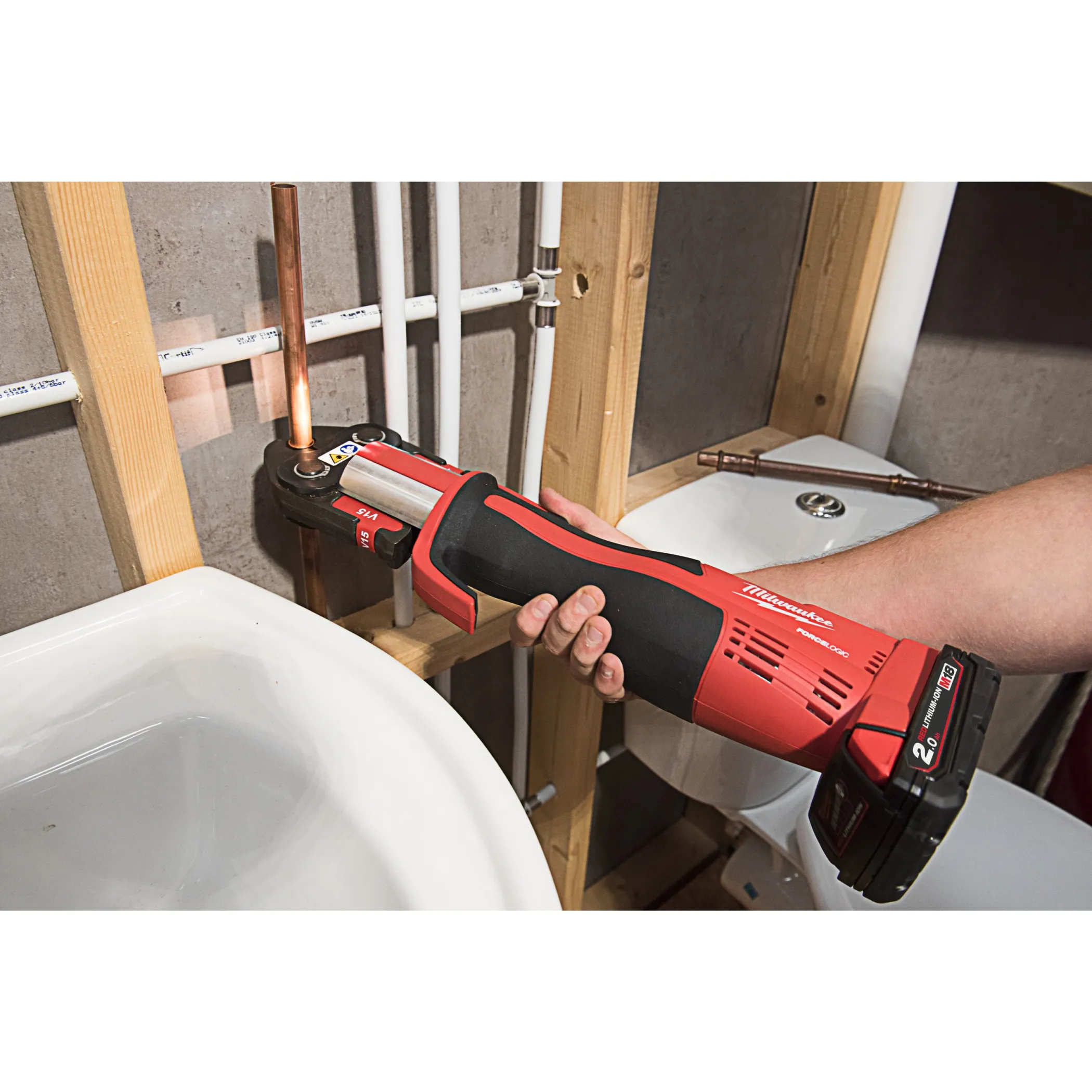 Аккумуляторный компактный бесщеточный инструмент для обжима труб Milwaukee M18 BLHPT-202C FORCE LOGIC  (Арт. 4933451132)