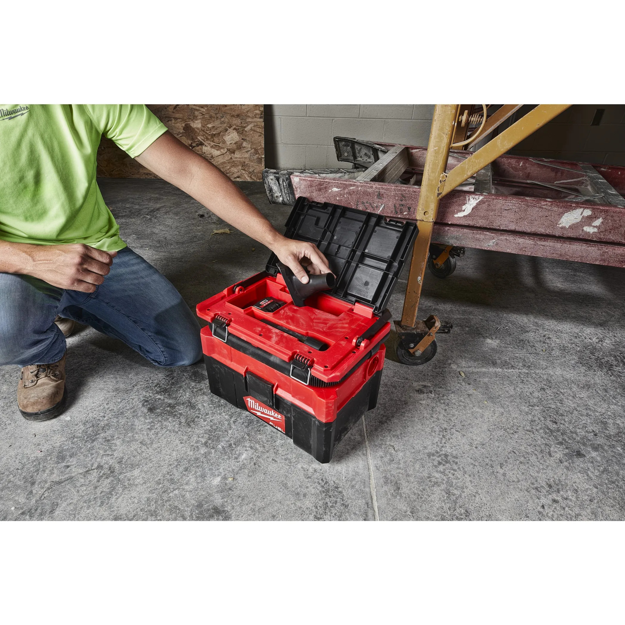 Аккумуляторный пылесос для воды и сухого мусора Milwaukee M18 FPOVCL-0 FUEL PACKOUT  (Арт. 4933478187)