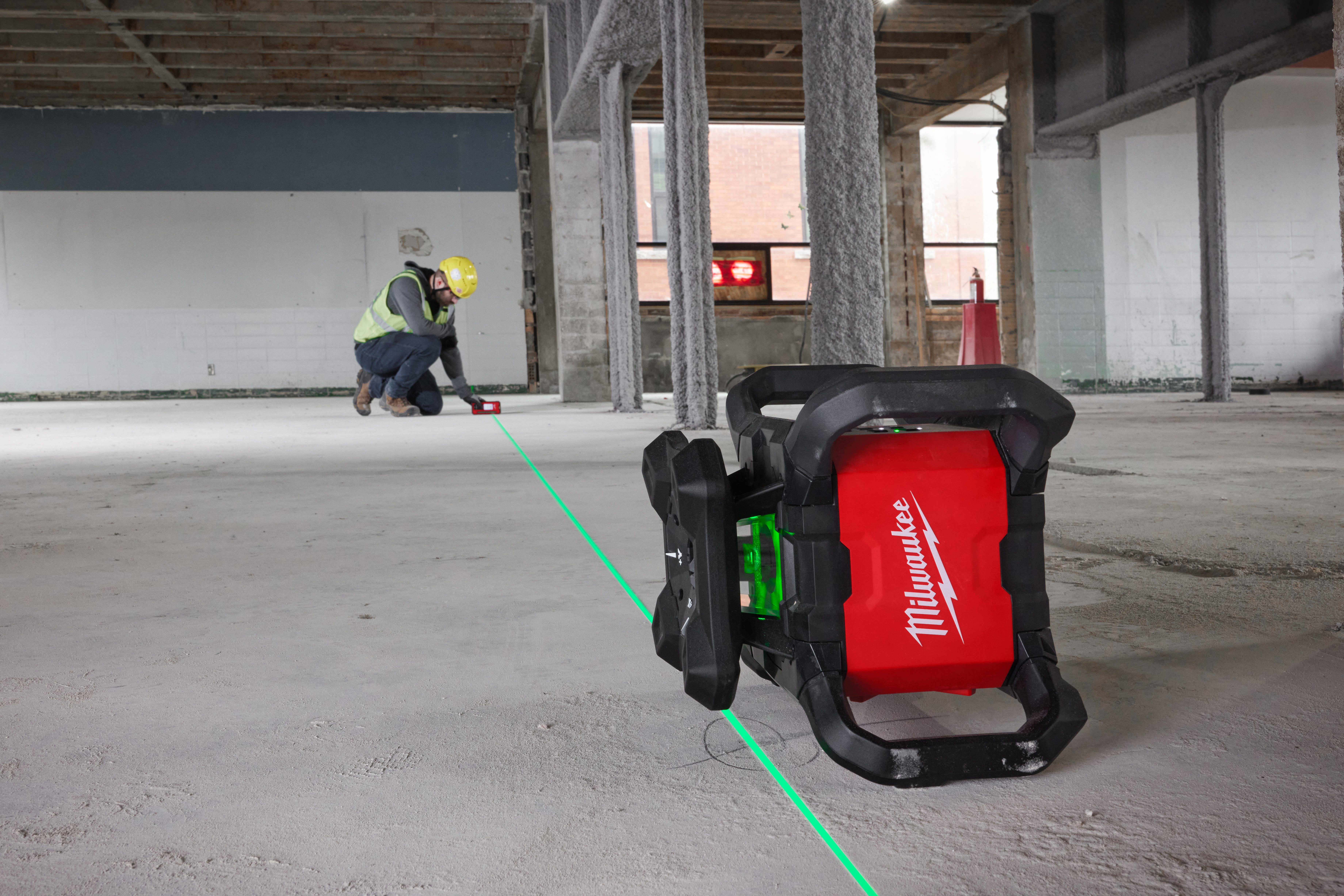 Аккумуляторный ротационный лазерный нивелир с зеленым лучом Milwaukee M18 RLOHVG300-501C (Арт. 4933493194)