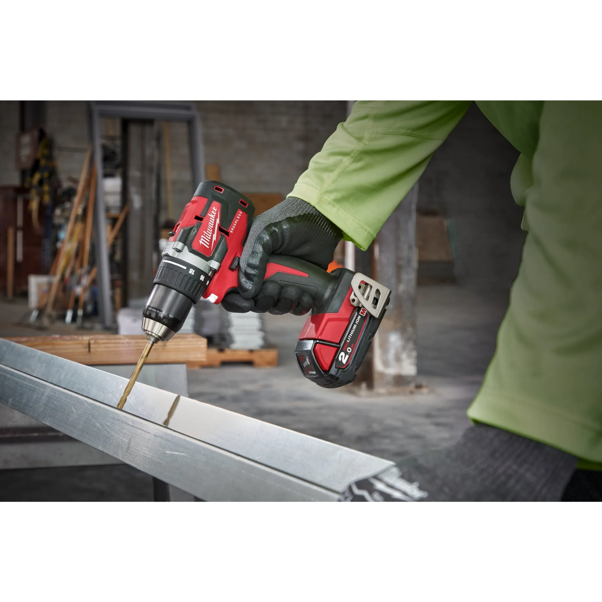 Аккумуляторная безударная дрель-шуруповерт Milwaukee M18 CBLDD-202C  (Арт. 4933464317)