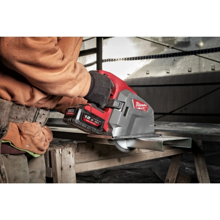 Аккумуляторная циркулярная пила по металлу Milwaukee M18 FMCS66-121C FUEL  (Арт. 4933472111)