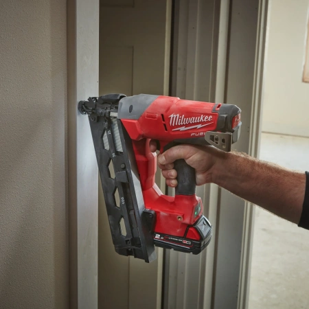 Аккумуляторный гвоздезабиватель(нейлер) с наклонным магазином Milwaukee M18 CN16GA-202X FUEL  (Арт. 4933451570)