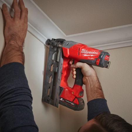 Аккумуляторный гвоздезабиватель(нейлер) с наклонным магазином Milwaukee M18 CN16GA-202X FUEL  (Арт. 4933451570)