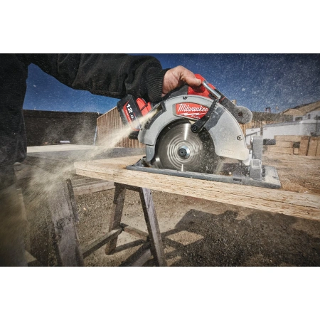 Аккумуляторная циркулярная пила по дереву Milwaukee M18 FCS66-0 FUEL  (Арт. 4933464725)