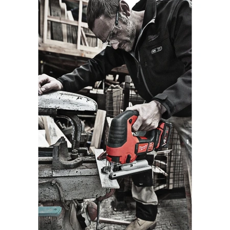 Аккумуляторный лобзик Milwaukee M18 BJS-402C  (Арт. 4933451389)