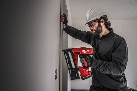 Аккумуляторный гвоздезабиватель(нейлер) с наклонным магазином Milwaukee M18 FN16GA-0 FUEL (Арт. 4933499154)