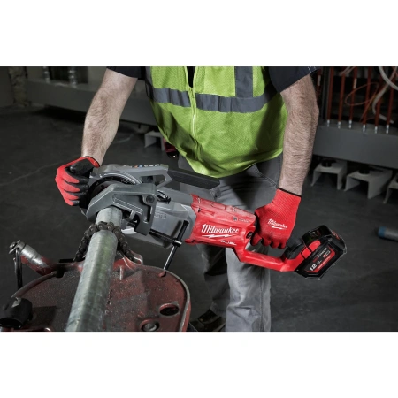 Аккумуляторный резьбонарезной инструмент для труб Milwaukee M18 FPT2-121C FUEL  (Арт. 4933478597)