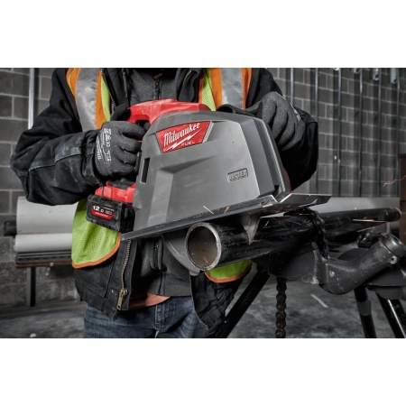 Аккумуляторная циркулярная пила по металлу Milwaukee M18 FMCS66-121C FUEL  (Арт. 4933472111)