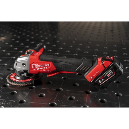 Аккумуляторная углошлифовальная машина (УШМ, Болгарка) Milwaukee M18 ONEFSAG125 XPDB-502X FUEL ONE-KEY 125мм (Li-Ion 5 Ач) (Арт. 4933478435)