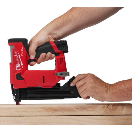 Аккумуляторный гвоздезабиватель(нейлер) с прямым магазином Milwaukee M12 FCN18GS-202X FUEL (Арт. 4933493355)