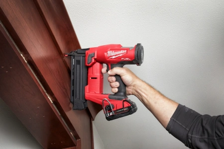 Аккумуляторный гвоздезабиватель(нейлер) с прямым магазином Milwaukee M18 FN18GS-0 FUEL (Арт. 4933499155)