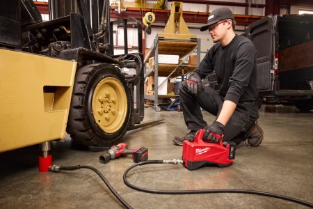 Аккумуляторный гидравлический насос Milwaukee M18 HMP700-0 (Арт. 4933493928)