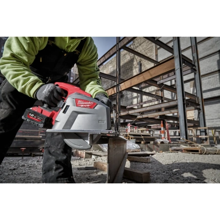 Аккумуляторная циркулярная пила по металлу Milwaukee M18 FMCS66-121C FUEL  (Арт. 4933472111)