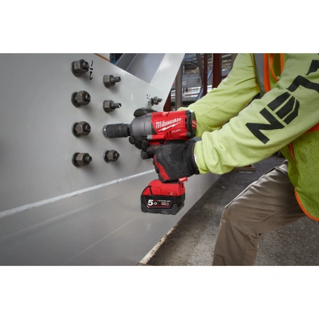 Аккумуляторный высокомоментный ударный гайковёрт с фиксацией пином Milwaukee M18 FHIWP12-502X FUEL (1/2'')  (Арт. 4933459693)