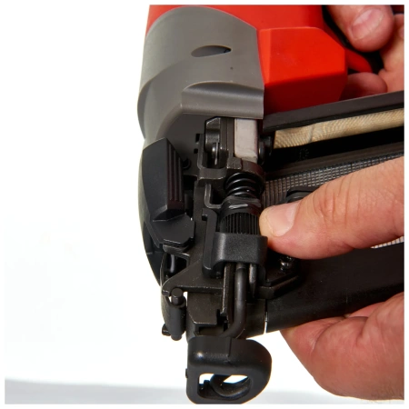 Аккумуляторный гвоздезабиватель(нейлер) с наклонным магазином Milwaukee M18 CN16GA-202X FUEL  (Арт. 4933451570)