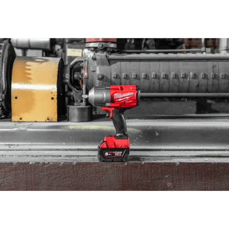 Аккумуляторный высокомоментный ударный гайковёрт с фиксацией пином Milwaukee M18 FHIWP12-502X FUEL (1/2'')  (Арт. 4933459693)