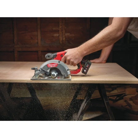 Аккумуляторная компактная циркулярная пила по дереву Milwaukee M12 CCS44-602X FUEL  (Арт. 4933451512)