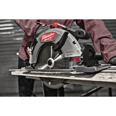 Аккумуляторная циркулярная пила по дереву Milwaukee M18 FCSG66-121C FUEL  (Арт. 4933471195)