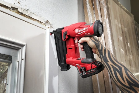Аккумуляторный гвоздезабиватель(нейлер) с прямым магазином Milwaukee M18 FN18GS-0 FUEL (Арт. 4933499155)