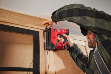 Аккумуляторный гвоздезабиватель(нейлер) с прямым магазином Milwaukee M12 FCN18GS-202X FUEL (Арт. 4933493355)