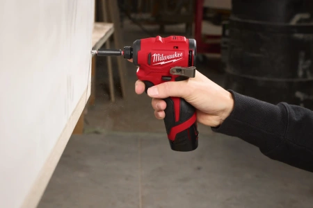 Аккумуляторный субкомпактный импульсный винтоверт Milwaukee M12 BLIDRC-202C (замена для 4933441960) (Арт. 4933499690)