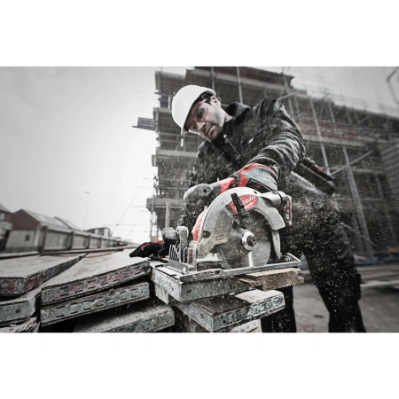 Аккумуляторная компактная циркулярная пила по дереву Milwaukee M12 CCS44-602X FUEL  (Арт. 4933451512)