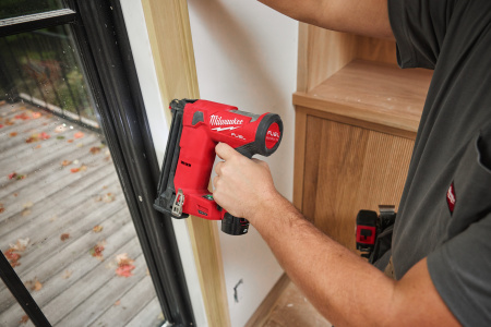Аккумуляторный гвоздезабиватель(нейлер) с прямым магазином Milwaukee M12 FCN18GS-202X FUEL (Арт. 4933493355)