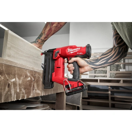 Аккумуляторный гвоздезабиватель(нейлер) с прямым магазином Milwaukee M18 FN18GS-202X FUEL  (Арт. 4933471407)
