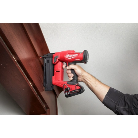 Аккумуляторный гвоздезабиватель(нейлер) с прямым магазином Milwaukee M18 FN18GS-202X FUEL  (Арт. 4933471407)