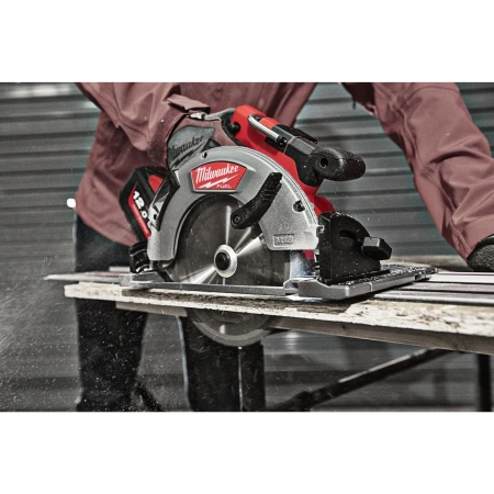 Аккумуляторная циркулярная пила по дереву Milwaukee M18 FCSG66-121C FUEL  (Арт. 4933471195)