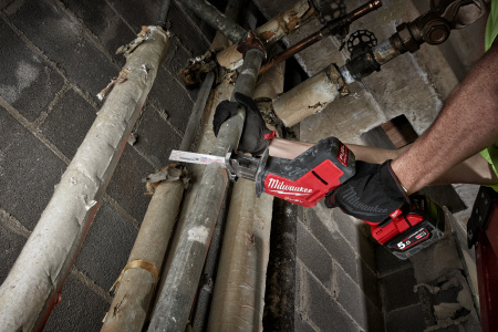 Аккумуляторная компактная сабельная пила Milwaukee M18 FHZ-0 FUEL (Арт. 4933498064)
