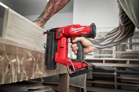 Аккумуляторный гвоздезабиватель(нейлер) с прямым магазином Milwaukee M18 FN18GS-0 FUEL (Арт. 4933499155)