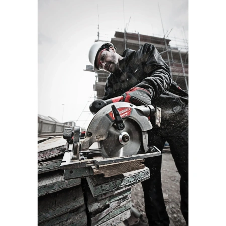 Аккумуляторная компактная циркулярная пила по дереву Milwaukee M12 CCS44-602X FUEL  (Арт. 4933451512)