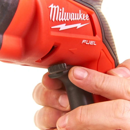 Аккумуляторный шуруповерт для работ по гипсокартону Milwaukee M18 FSGC-202X FUEL  (Арт. 4933459199)