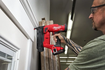 Аккумуляторный гвоздезабиватель(нейлер) с прямым магазином Milwaukee M18 FN18GS-0 FUEL (Арт. 4933499155)