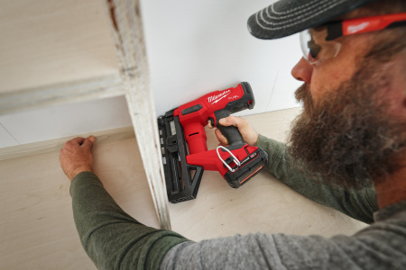 Аккумуляторный гвоздезабиватель(нейлер) с прямым магазином Milwaukee M18 FN16GS-0X FUEL (Арт. 4933493353)