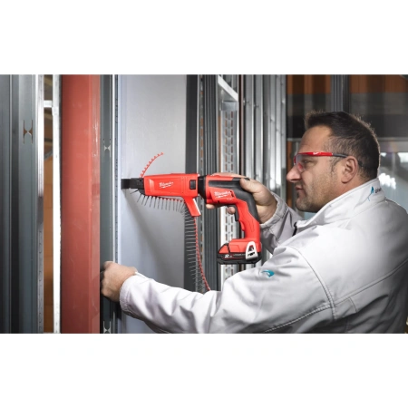 Аккумуляторный шуруповерт для работ по гипсокартону Milwaukee M18 FSGC-202X FUEL  (Арт. 4933459199)
