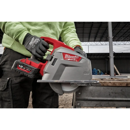 Аккумуляторная циркулярная пила по металлу Milwaukee M18 FMCS66-121C FUEL  (Арт. 4933472111)